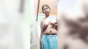 Lonely Housewife Spreading Her Pussy On Cam Begging For Cock