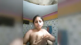 Smoking Hot Bhabhi Exposing Her Massive Tits While Relaxing