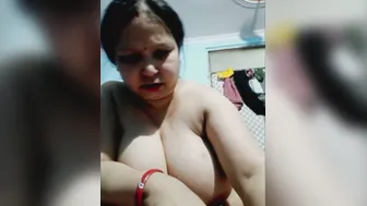 Mature Bhabhi Proudly Displaying Her Huge Heavy Knockers