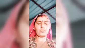 Village Wife Spreading Her Thick Meaty Pussy Lips On Webcam