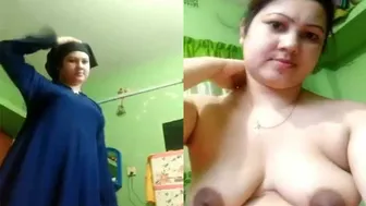 Married Bhabhi Filming Herself Naked Under Her Traditional Dress