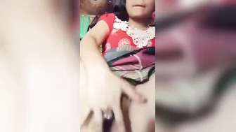 Young Babe Fingering Her Smooth Shaved Pussy On Webcam