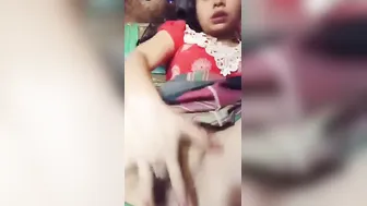 Young Babe Fingering Her Smooth Shaved Pussy On Webcam