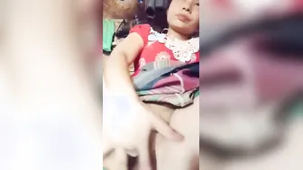 Young Babe Fingering Her Smooth Shaved Pussy On Webcam