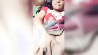 Young Babe Fingering Her Smooth Shaved Pussy On Webcam