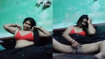 Fatty GF Spreading Her Legs Showing Pussy For Me