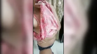 Married Bhabhi Flashing Her Huge Natural Boobs On Webcam Show