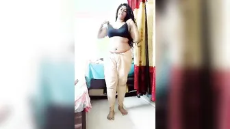 Thick Indian Milf Showing Off Her Curves Completely Naked