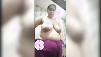 Thick Pakistani Wife Revealing Her Entire Body For The Camera