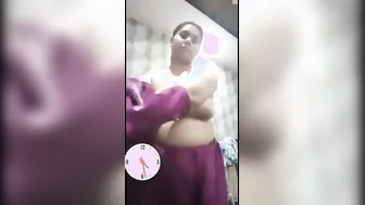 Thick Pakistani Wife Revealing Her Entire Body For The Camera