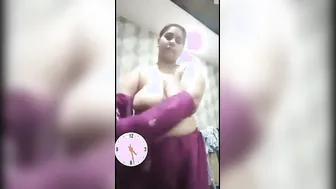 Thick Pakistani Wife Revealing Her Entire Body For The Camera