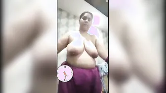 Thick Pakistani Wife Revealing Her Entire Body For The Camera
