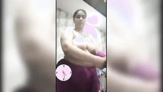 Thick Pakistani Wife Revealing Her Entire Body For The Camera