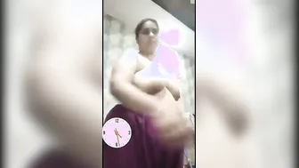 Thick Pakistani Wife Revealing Her Entire Body For The Camera