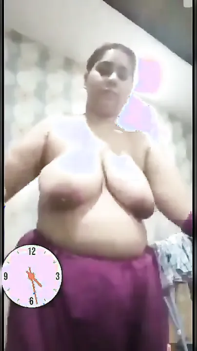 Thick Pakistani Wife Revealing Her Entire Body For The Camera