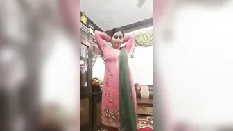 Pakistani GF Doing A Nude Striptease In Selfie Video