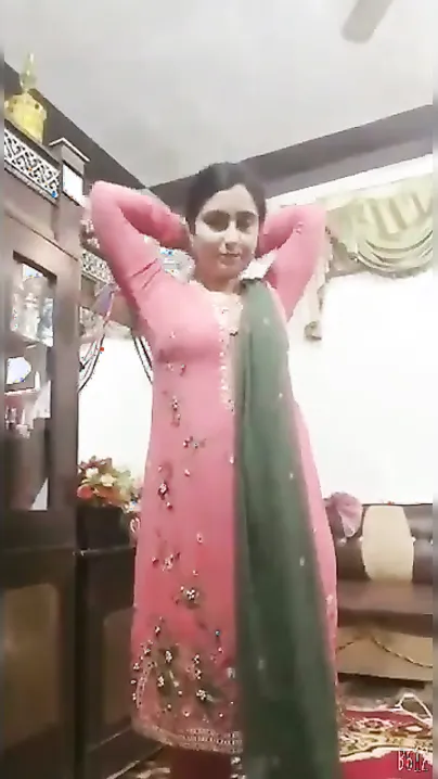 Pakistani GF Doing A Nude Striptease In Selfie Video