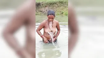 Naughty Guy Secretly Filming Bhabhi Topless During Her Bath Time