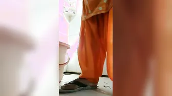 Thick Punjabi Aunty Caught Pissing Outdoors In Leaked Footage
