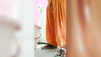 Thick Punjabi Aunty Caught Pissing Outdoors In Leaked Footage