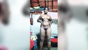 Tamil Aunty Teasing With Nude Body In Steamy Homemade Show