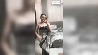 Desi GF Sending Nude Mirror Selfies In Leaked Video