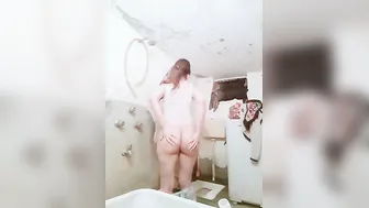Paki GF Spreading Thick Ass Cheeks In Bathroom Selfie
