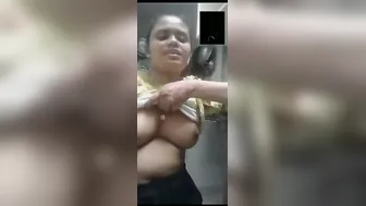 Desi GF Exposing Big Natural Boobs Topless On Call