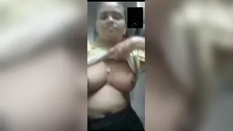Desi GF Exposing Big Natural Boobs Topless On Call