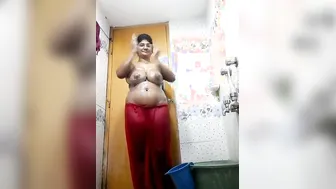 Married Milf Bathing Naked Filming Herself For Secret Lover