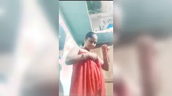 Desi Bhabhi Showing Off Naked Body After Village Bath Time