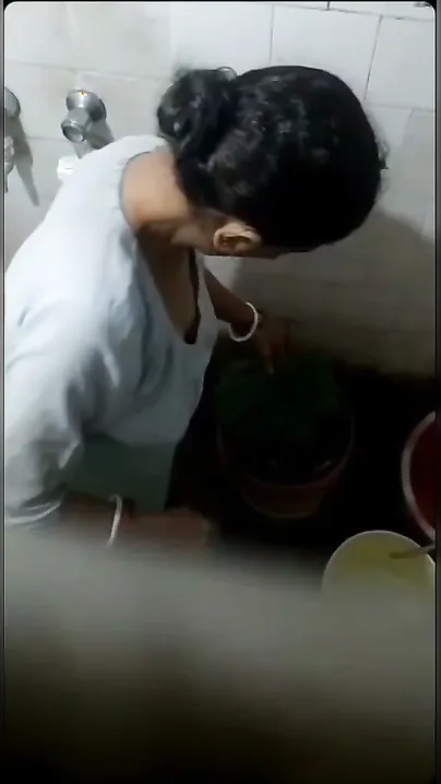Mature Aunty Caught Bathing Naked On Hidden Bathroom Camera