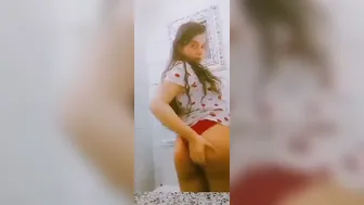 Desi Babe Flashing Her Big Natural Tits Naked In Bedroom Mms