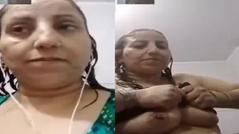 Mature Indian Milf Aunty Bathing Nude On Steamy Video Call