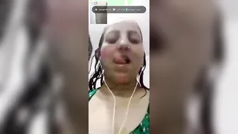 Mature Indian Milf Aunty Bathing Nude On Steamy Video Call