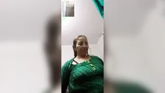 Mature Indian Milf Aunty Bathing Nude On Steamy Video Call