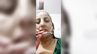 Mature Indian Milf Aunty Bathing Nude On Steamy Video Call