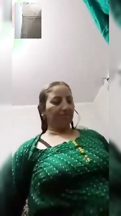 Mature Indian Milf Aunty Bathing Nude On Steamy Video Call