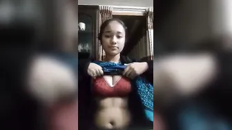 Desi GF Showing Off Her Naked Tits In Leaked Mms Clip