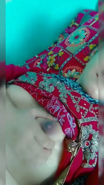 Pakistani Babe Flashing Her Cute Tits Taking Hot Mirror Selfie