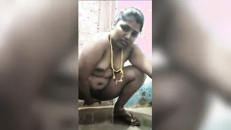Tamil Aunty Getting Horny Fingering Her Pussy Naked On Camera