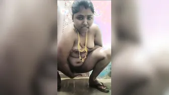 Tamil Aunty Getting Horny Fingering Her Pussy Naked On Camera