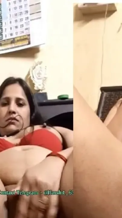 Horny Aunty Tasting Her Own Juice While Fingering Herself