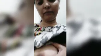 Pakistani GF Showing Her Perfect Boobs In Leaked Vid