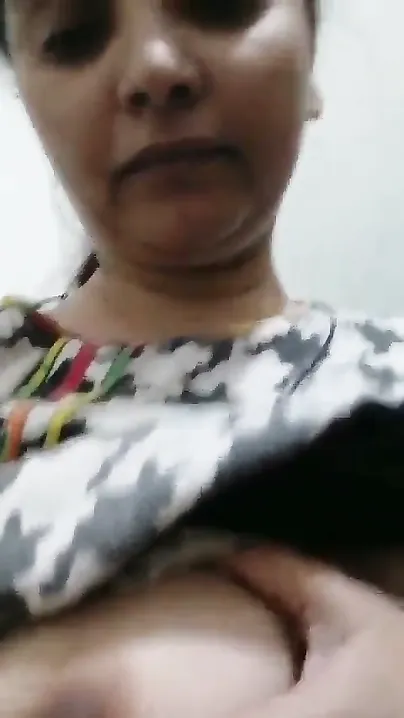 Pakistani GF Showing Her Perfect Boobs In Leaked Vid