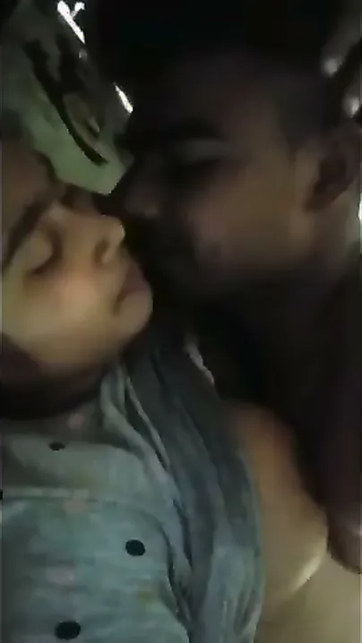 Bengali Babe Showing Boobs And Letting Boyfriend Suck Them
