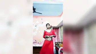 Busty Bhabhi Naked And Fingering Her Dripping Pussy On Video