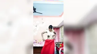 Busty Bhabhi Naked And Fingering Her Dripping Pussy On Video