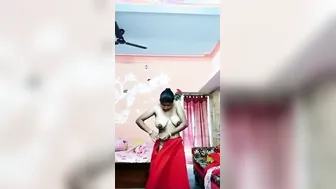 Busty Bhabhi Naked And Fingering Her Dripping Pussy On Video