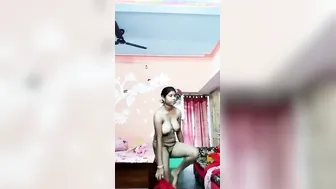 Busty Bhabhi Naked And Fingering Her Dripping Pussy On Video